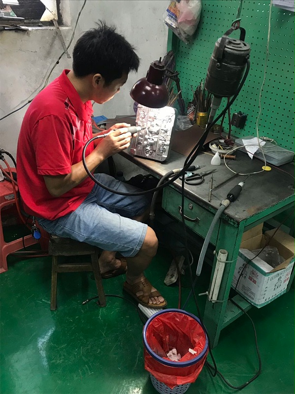 贵华员工省模抛光 (6)