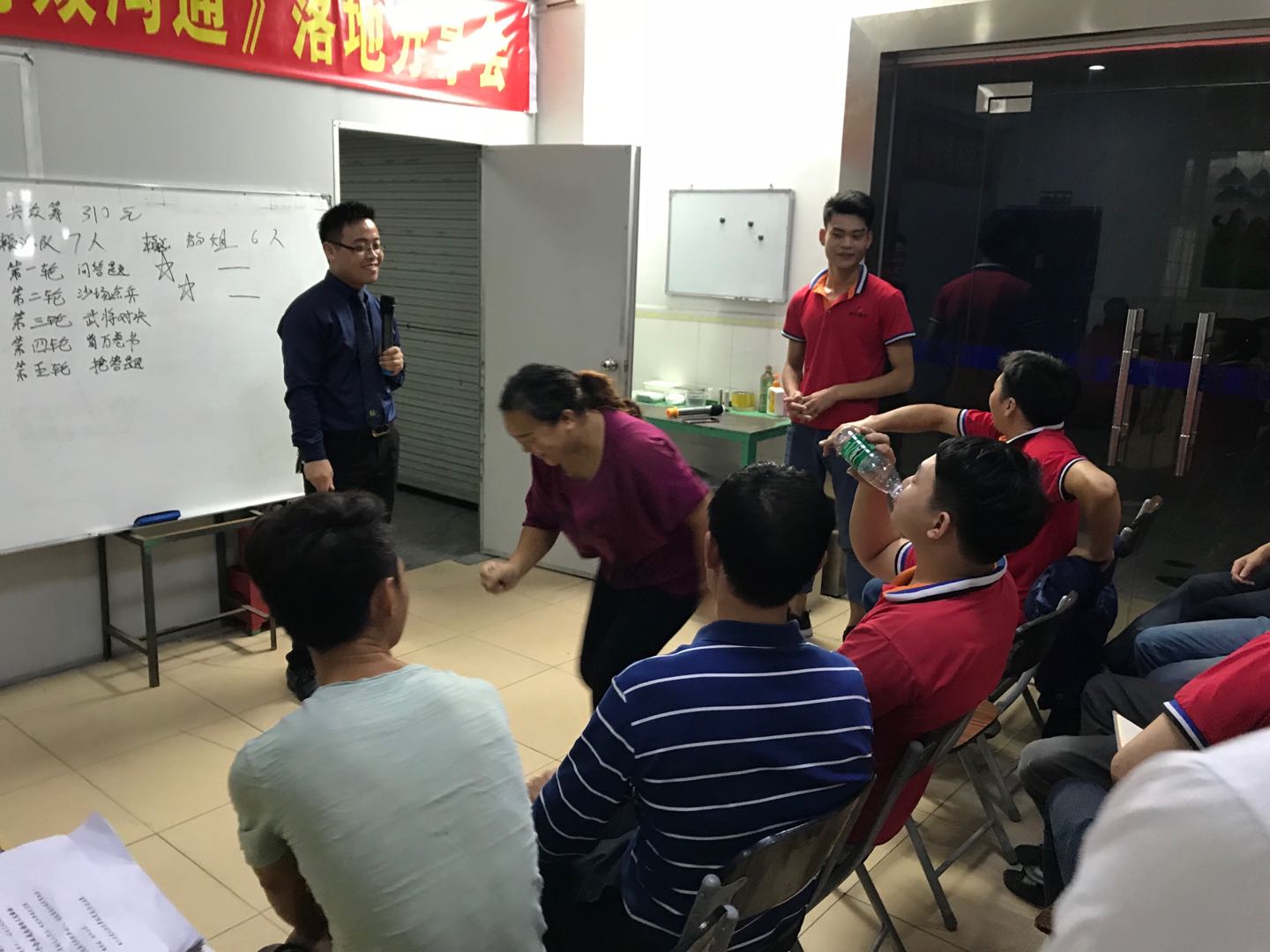贵华员工做游戏